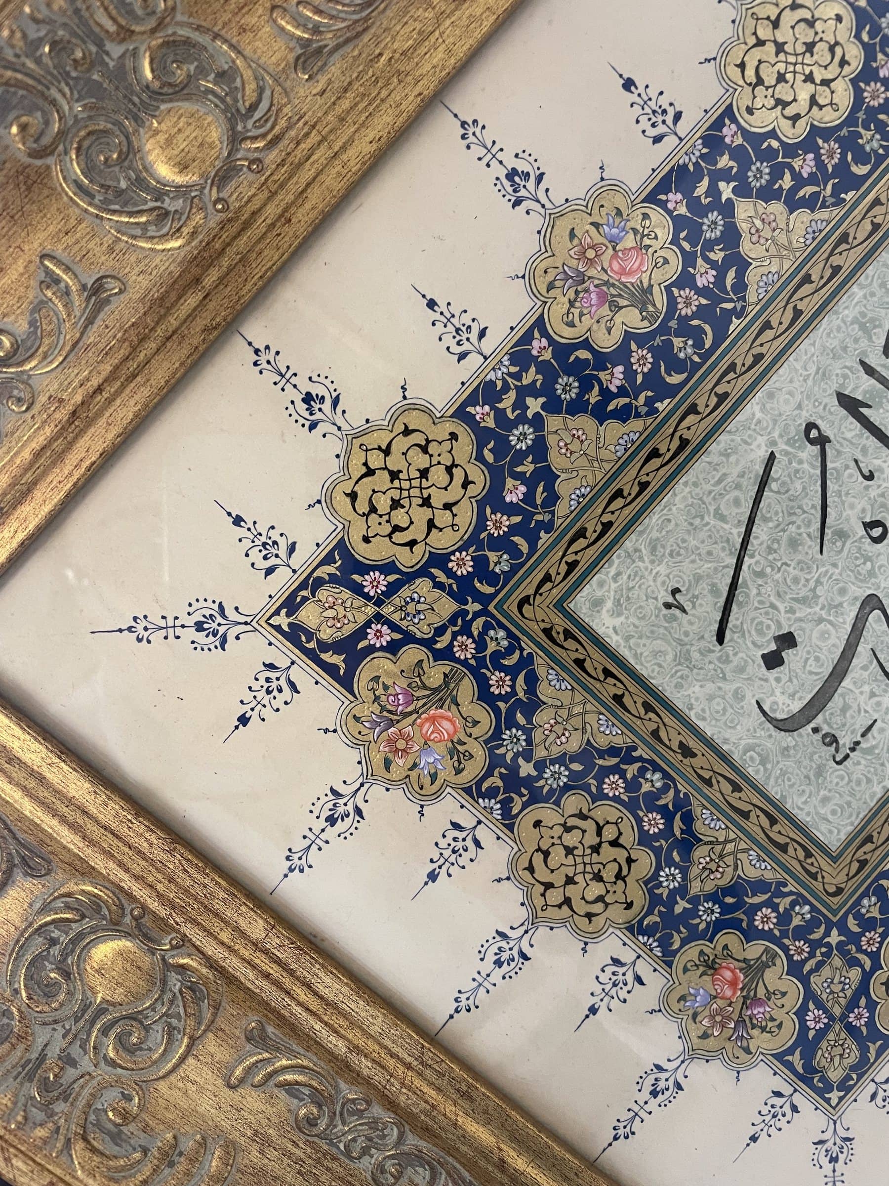 Altın çerçeve içinde lâcivert zeminli tezhip köşesi ve tığ süslemeleri